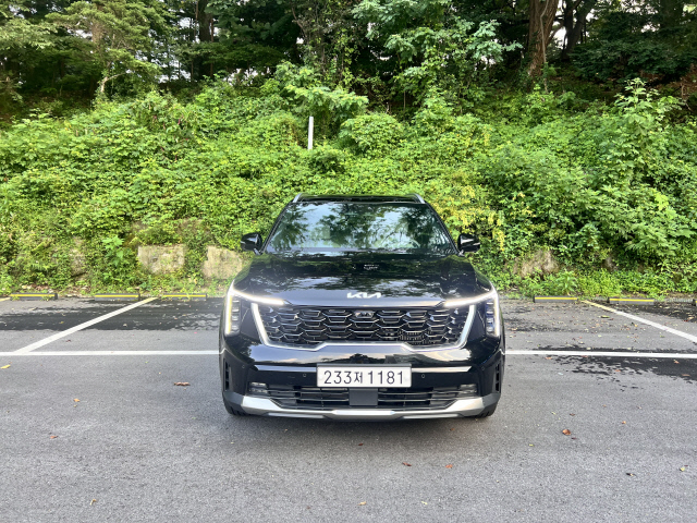 시그니처 스타맵 라이팅이 적용된 헤드램프와 볼륨감 있는 범퍼로 강인한 인상을 주는 전면부.